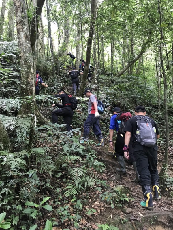 退休的台塑員工陳潤秀與高姓女性友人到新北市三峽熊空山區登山，刁山6天，新北市消防局3天來出動115人到該山區8處步道搜尋，但都沒有下落。（記者吳仁捷翻攝）