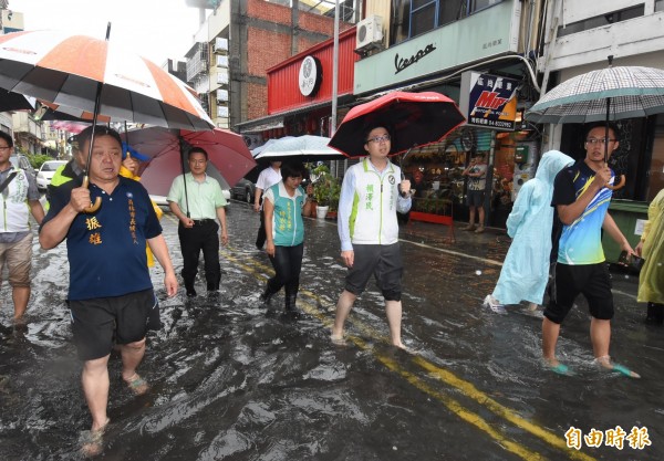 員林市西區逢水必淹，彰化縣長魏明谷（左3）、縣議員陳秋蓉（左4）、縣議員游振雄（左2）等人多次前往勘災。（記者陳冠備攝）