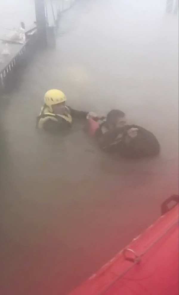 鹽水後寮救出受困民眾，水深最少到胸口。（記者楊金城翻攝）