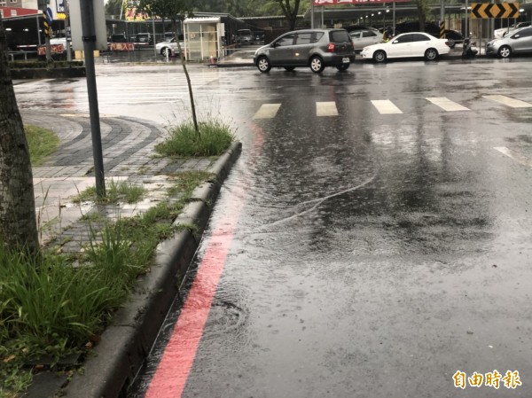 近來雨勢一波波，新竹縣竹北市民代表余政達抱怨，高鐵特定區文興路2段與復興三路2段口等多處人行道無障礙斜坡轉角，疑因沒有排水孔，雨天屢見積水。（記者廖雪茹攝）