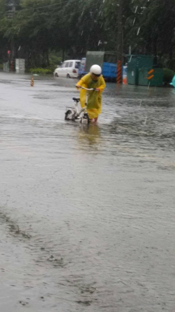 台南街道多處淹水。（記者洪瑞琴翻攝）