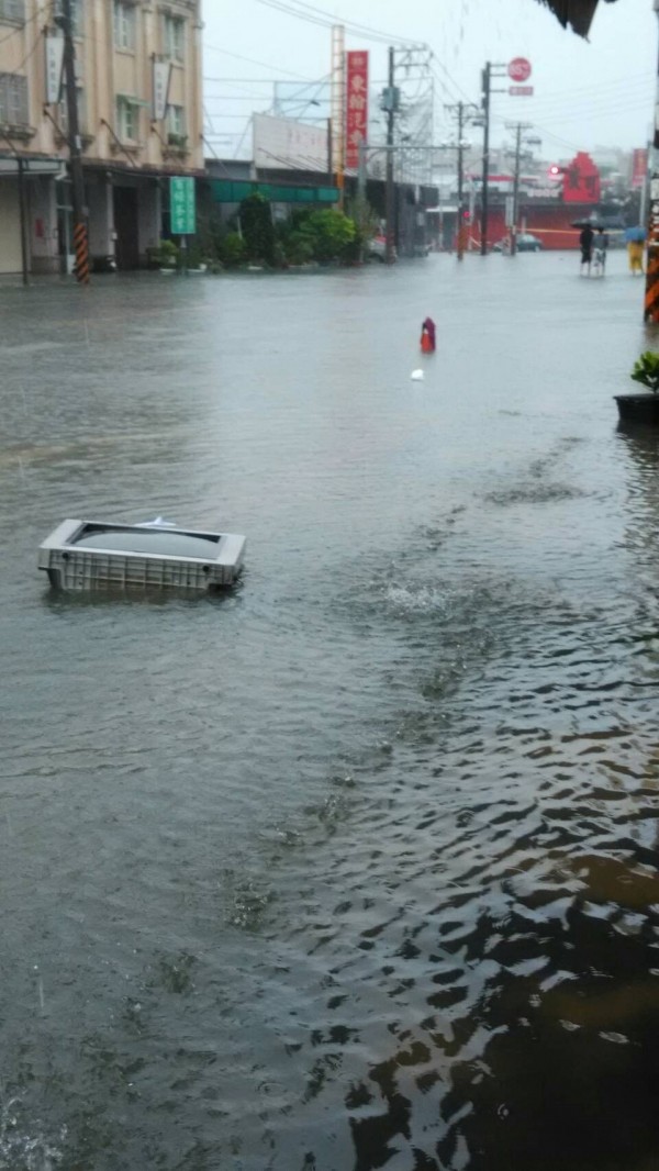 台南街道多處淹水，路邊雜物水中漂。（記者洪瑞琴翻攝）