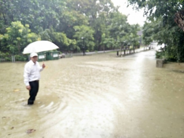 曾文水庫水位已淹至嘉義縣大埔鄉情人公園外。（記者蔡宗勳翻攝）