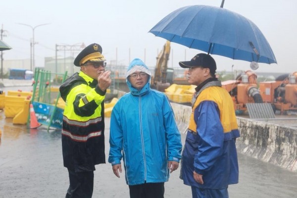 南市豪雨成災，防災搶救任務吃重的警察局長黃宗仁（左）、水利局長彭紹博（右），成了「總指揮官」代理市長李孟諺（中）的兩大金剛護法。（擷自臉書）