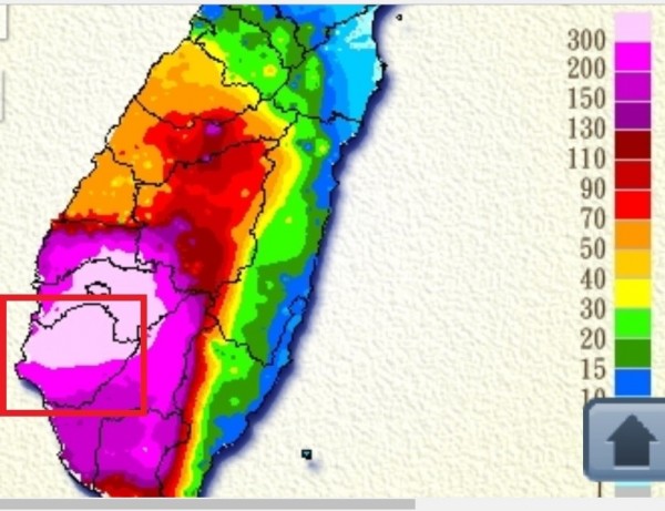 南市（紅圈處）今天至晚上8時累計雨量，全市「籠罩」200毫米以上，幾乎超過一半達300毫米以上的驚人雨量。（擷自中央氣象局網頁）