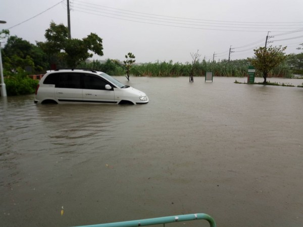 祝岩自己的10年老車泡湯。（記者王捷翻攝）