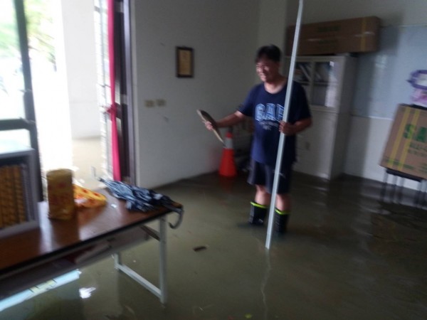 安佃派出所內淹水還抓到魚。（記者王捷翻攝）