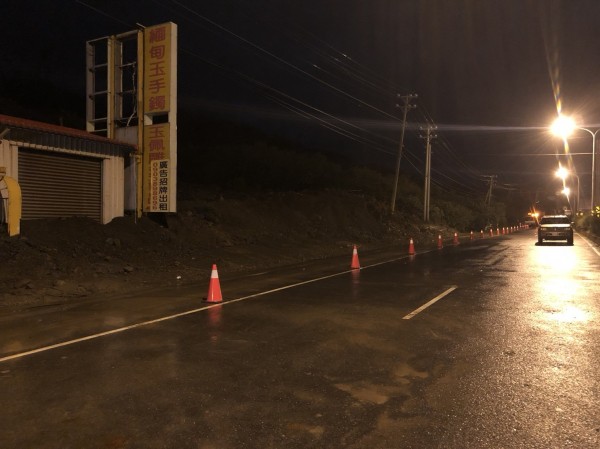 台26線土石流處經養護單位漏夜挑燈夜戰已搶通。（記者陳彥廷翻攝）