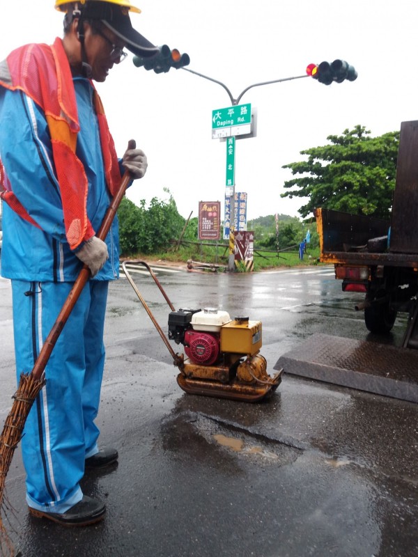 工務局動員搶時間修補道路坑洞。（記者洪瑞琴翻攝）