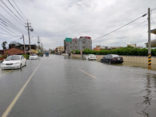 布袋鎮過溝地區淹水未退。（記者曾迺強攝）