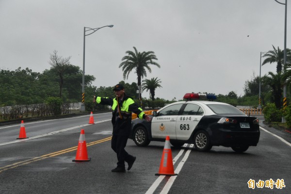 墾丁南灣路段巨石崩落，北上車道封閉，警方在現場維持秩序。（記者蔡宗憲攝）