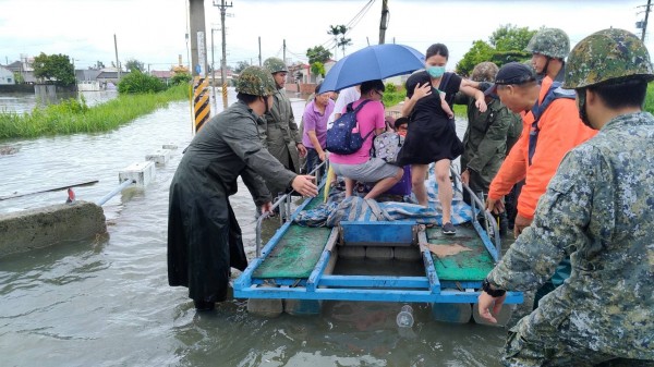 台南北門區錦湖、新圍部落今天凌晨開始淹水，北門公所、消防隊和國軍動用膠筏、救生艇撤離。（記者楊金城翻攝）