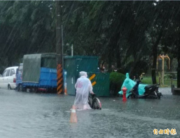 台南淹水成災。（記者洪瑞琴攝）