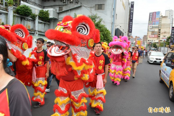 宜蘭清水溝萬善堂萬善公迎娶隊伍，浩浩蕩蕩前往迎娶，沿途鑼鼓喧天，熱鬧萬分。（記者湯世名攝）