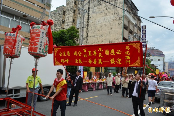 宜蘭清水溝萬善堂萬善公迎娶隊伍，浩浩蕩蕩前往迎娶，沿途鑼鼓喧天，熱鬧萬分。（記者湯世名攝）