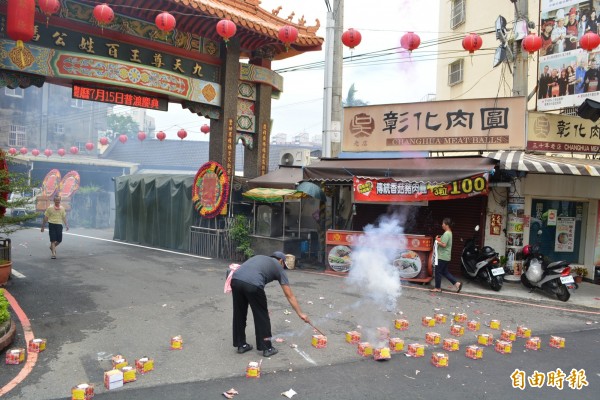 宜蘭清水溝萬善堂萬善公迎娶隊伍，浩浩蕩蕩前往迎娶，彰化市西門必應廟施放煙火迎接。（記者湯世名攝）