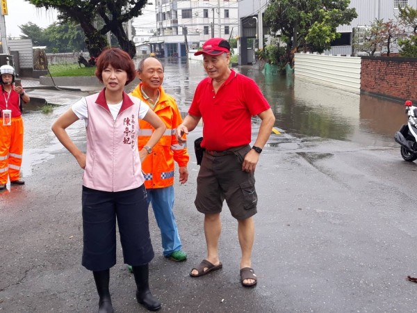 陳亭妃走訪安南區各地了解災情。（陳亭妃辦公室提供）