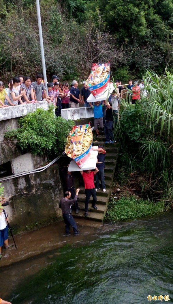 大源宮舉行送王船活動。（記者張軒哲攝）