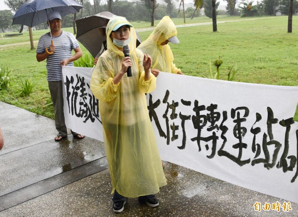 恆春律師張怡（圖）與蔣月惠長期反對轉運站設置墾丁大灣。（記者蔡宗憲攝）