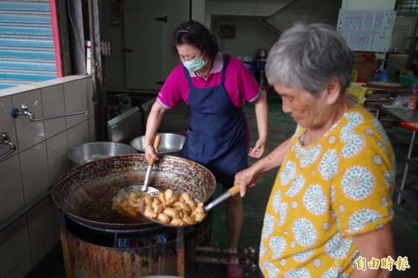 鱷魚餐包經中溫油炸成黃金色，外脆內甜非常好吃。（記者林國賢攝）