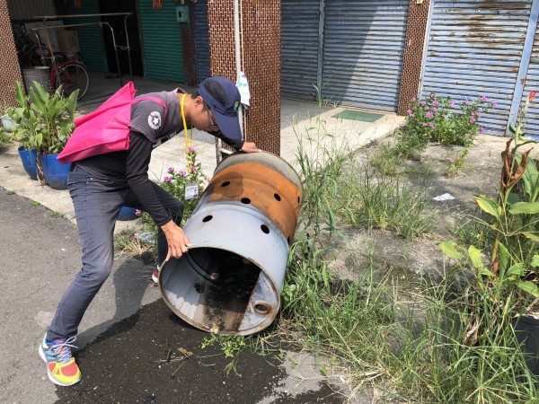 全台登革熱疫情拉警報，彰化縣環保局提醒民眾加強清除積水容器。（環保局提供）