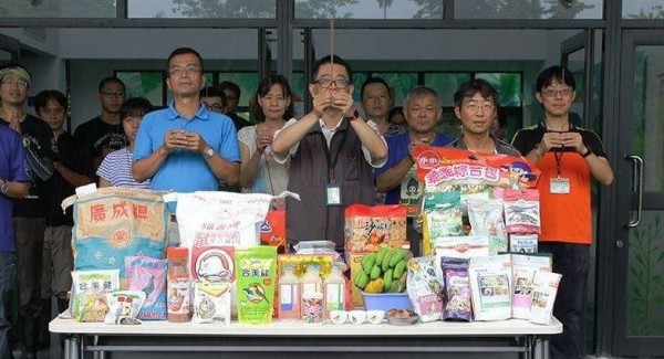 集集特生中心野生動物急救站舉辦普度，供桌上擺放的除了人吃的食物，更多的是動物飼料。（擷取自野生動物急救站臉書）