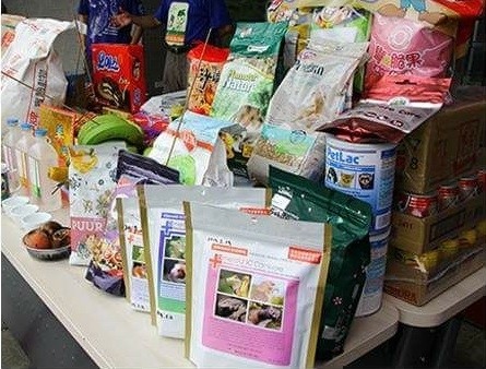 集集特生中心野生動物急救站舉辦普度，供桌上擺放的除了人吃的食物，更多的是動物飼料。（擷取自野生動物急救站臉書）