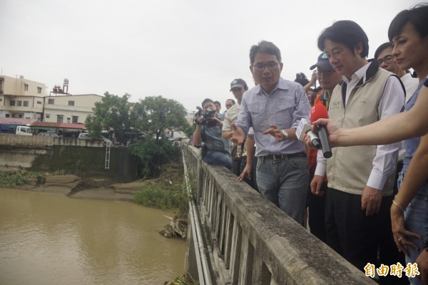 行政院長賴清德前往美濃視察淹水情況。（記者黃佳琳攝）