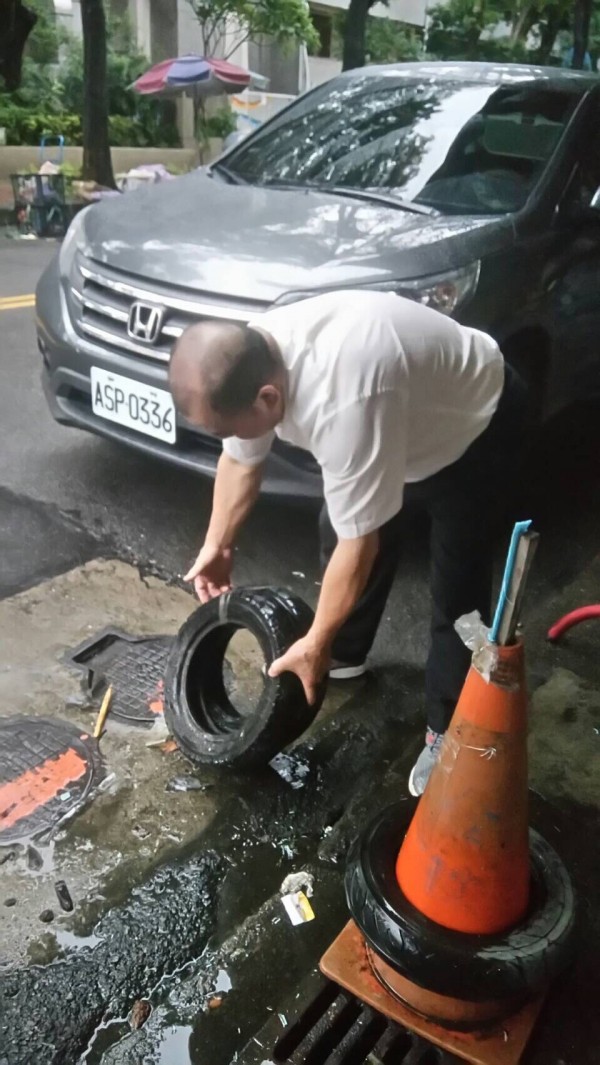 台中本週未展開滅蚊大作戰，清除家內外積水容器，水槽、盆子、輪胎都要清。（記者蔡淑媛翻攝）