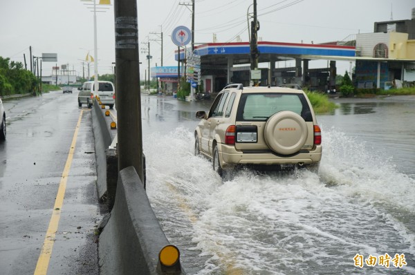 ?仔口橋路段「水上摩托車」昨天再現，今天水退去已搶通。（記者陳彥廷攝）