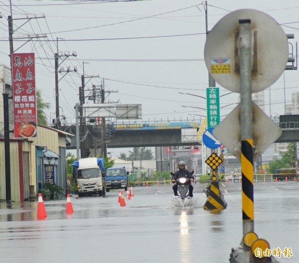 ?仔口橋路段「水上摩托車」昨天再現，今天水退去已搶通。（記者陳彥廷攝）