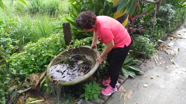 消滅登革熱要清除積水容器。（記者蔡淑媛翻攝）