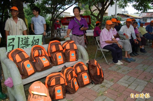 後壁新嘉20多戶「保全戶」每戶配備照明、乾糧、電池、醫藥包的「防災背包」。（記者楊金城攝）