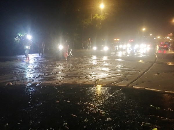 恆春半島中元節炸雨，香蕉灣一夜泥流險封路。（記者蔡宗憲翻攝）