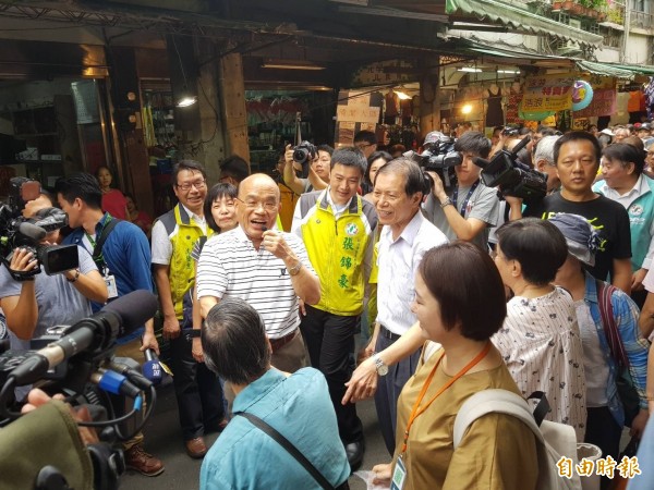 民進黨新北市長參選人蘇貞昌（中）今天早上走訪汐止老街傳統市場，爭取選民支持。（記者俞肇福攝）