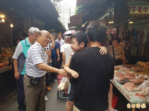 民進黨新北市長參選人蘇貞昌今天早上走訪汐止老街傳統市場，爭取選民支持。（記者俞肇福攝）