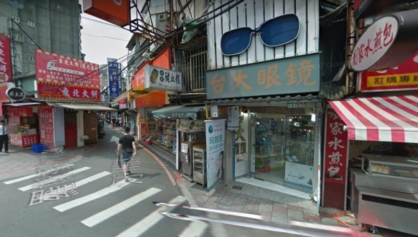 江男平時在汀洲路經營豬血糕攤位。（取自google街景）