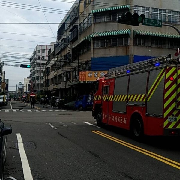 大甲區文武路一家便當店施工挖破瓦管線引虛驚，消防局也派人車現場警戒。（記者歐素美翻攝）