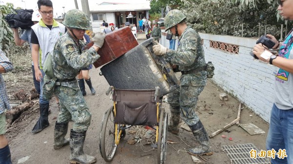 國軍幫忙災民清理家園。（記者劉婉君攝）