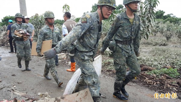 國軍幫忙災民清理家園。（記者劉婉君攝）