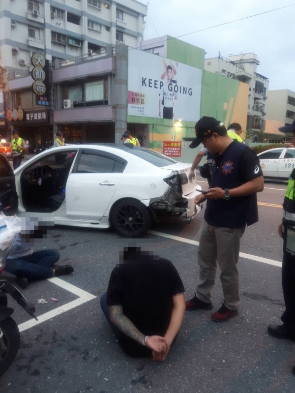 花蓮市國聯五路今晨驚傳槍擊案，警方當場查獲改造手槍1把、彈匣及數十顆彈殼、開山刀１把，傷者目前送醫治療，並無生命危險。（記者王峻祺翻攝）