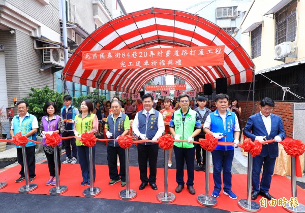 市長林佳龍（右4）與多位市議員為通車典禮剪綵。（記者張菁雅攝）