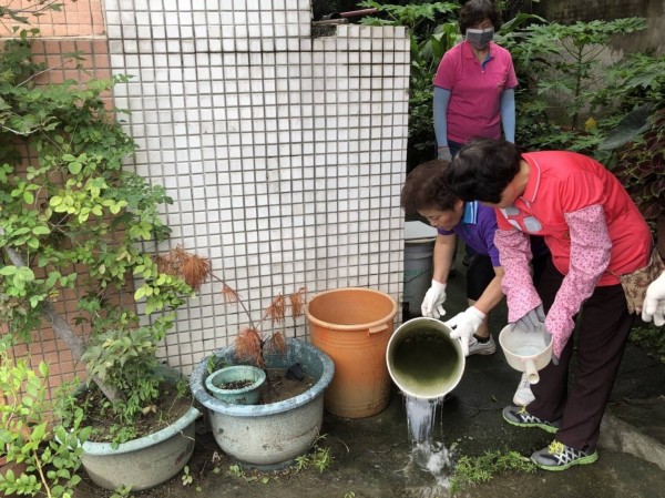 防堵登革熱疫情擴散，中市週休二日發動一里清百桶積水行動。（圖：市府提供）