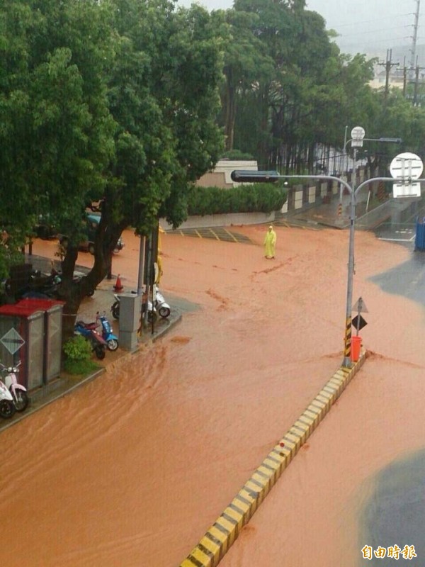 103年豪雨造成靜宜大學門口黃流漫漫。（記者歐素美攝）