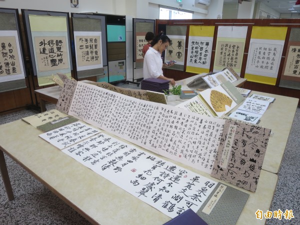 濁水溪社區大學水里分校正於水里鄉圖書館舉辦書法班成果展，吸引民眾前往欣賞 。（記者劉濱銓攝）