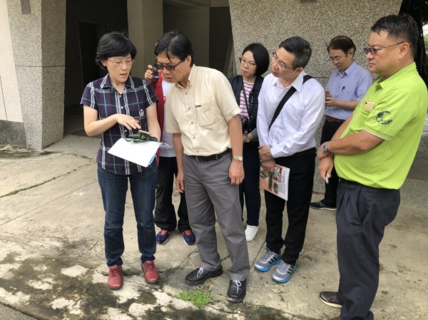 教育部長葉俊榮（左二）視察西港國中災損及復原情形。（台南市教育局提供）