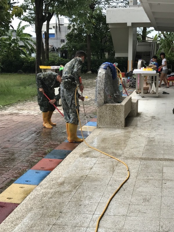 大水退去，南市學校動員清理家園，國軍也入校協助。（台南市教育局提供）