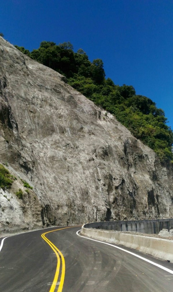 台廿一線新中橫公路望高路段經過邊坡修復，現已施作完成，就算連續降雨，也未出現落石。（公路總局信義工務段提供）