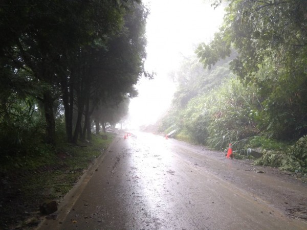 台廿一線新中橫公路烏乾溪路段，近期受雨勢影響常有落石，公路單位將採明隧道方式整治。（記者劉濱銓翻攝）