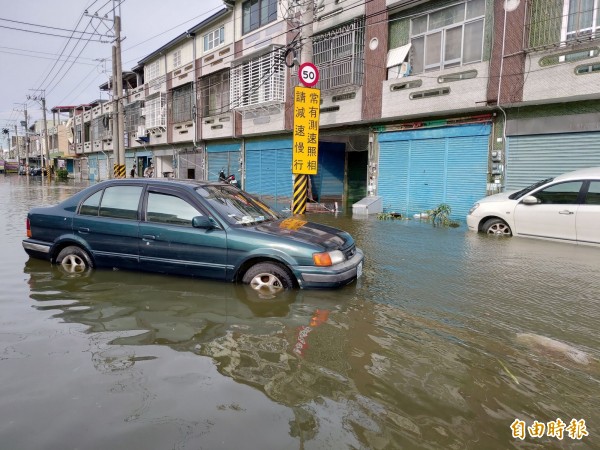 嘉義縣東石鄉西崙村的淹水情形。（記者林宜樟攝）